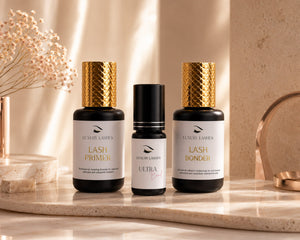 Performance Essentials Luxury Lashes met Lash Primer, Ultra Bond Glue Wimperextensions Lijm en Lash Bonder in een badkamer setting.