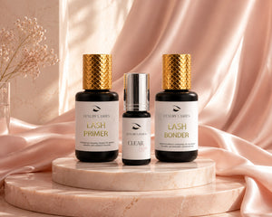 Precision Performance Deal Luxury Lashes met Lash Primer, Clear Glue Wimperextensions Lijm en Lash Bonder in een mooie en luxe fotostudio setting.