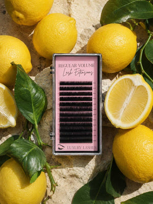 Luxury Lashes Regular Volume wimperextensions tussen verse citroenen in luxe Mediterranean summer setting met natuurlijke zonlicht sfeer.